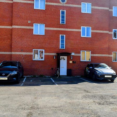 London Stratford - Spacious 2 Bed Flat With Secured Parking & Private Garden 外观 照片
