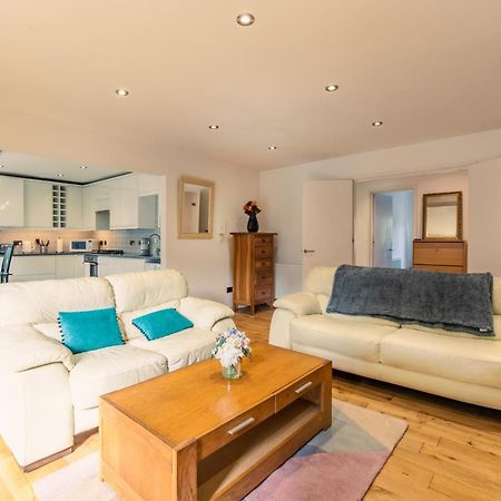 London Stratford - Spacious 2 Bed Flat With Secured Parking & Private Garden 外观 照片