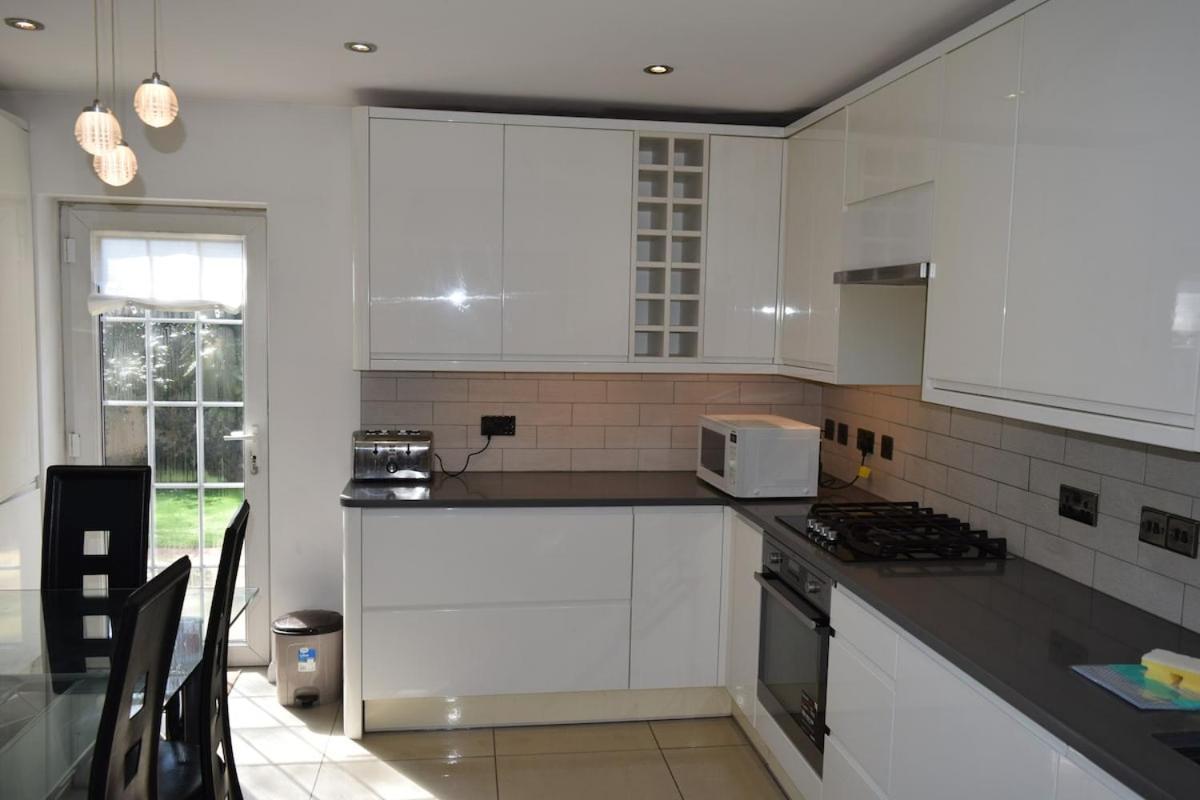 London Stratford - Spacious 2 Bed Flat With Secured Parking & Private Garden 外观 照片