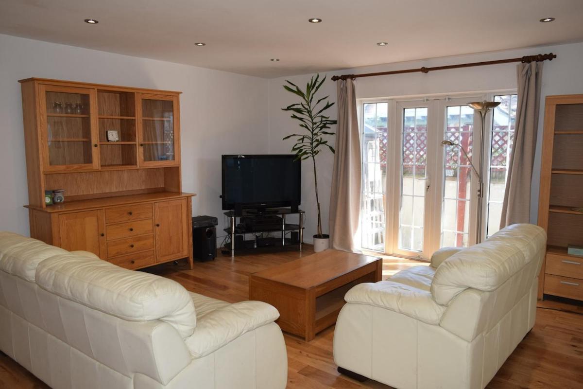 London Stratford - Spacious 2 Bed Flat With Secured Parking & Private Garden 外观 照片