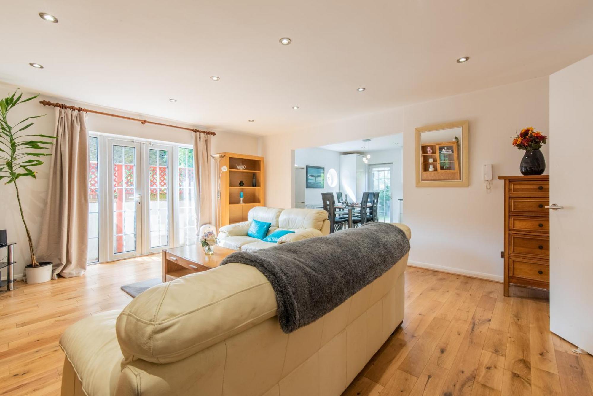 London Stratford - Spacious 2 Bed Flat With Secured Parking & Private Garden 外观 照片