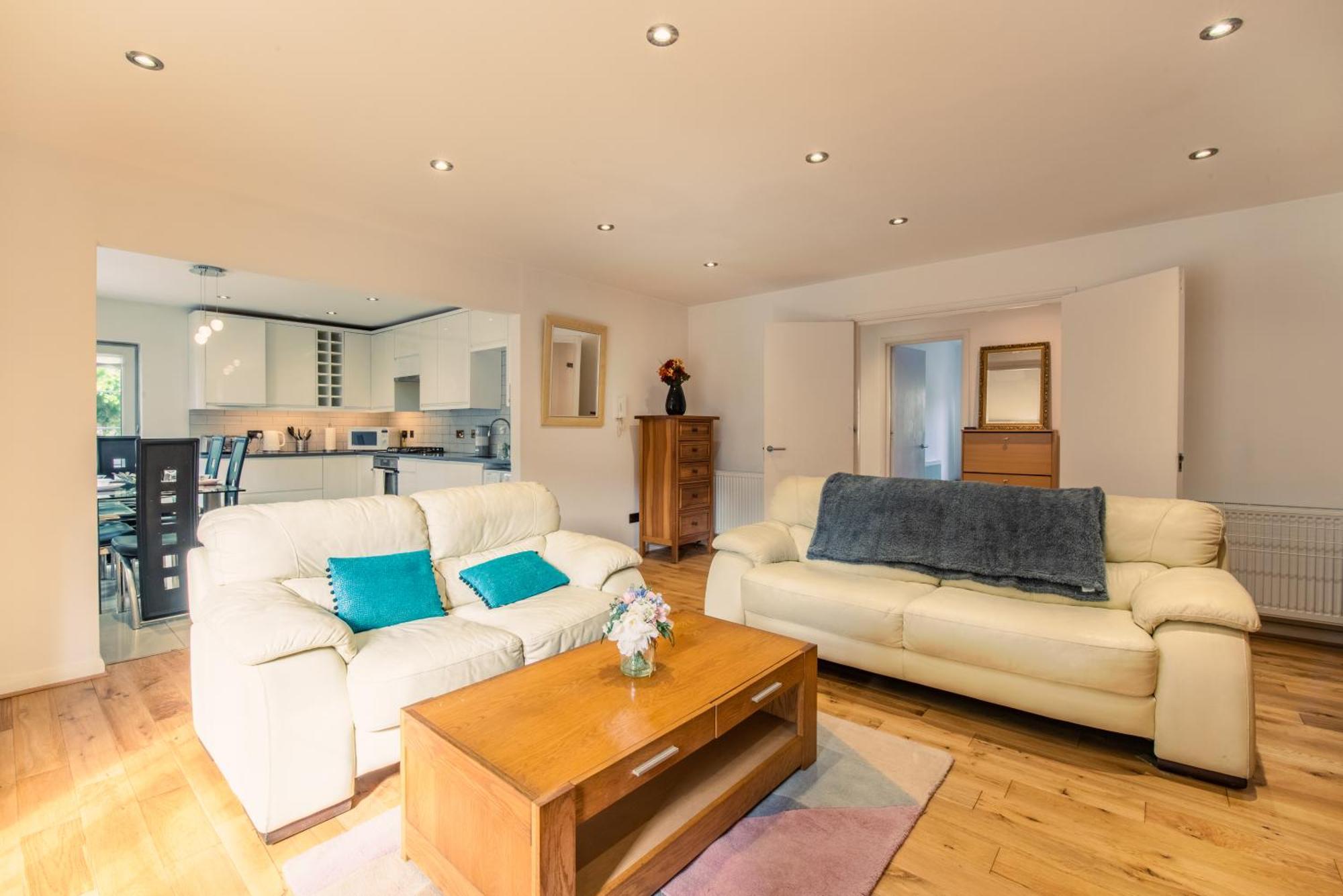 London Stratford - Spacious 2 Bed Flat With Secured Parking & Private Garden 外观 照片