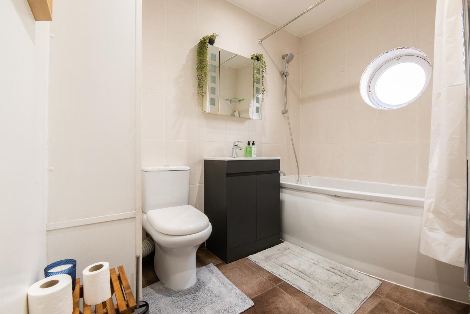 London Stratford - Spacious 2 Bed Flat With Secured Parking & Private Garden 外观 照片